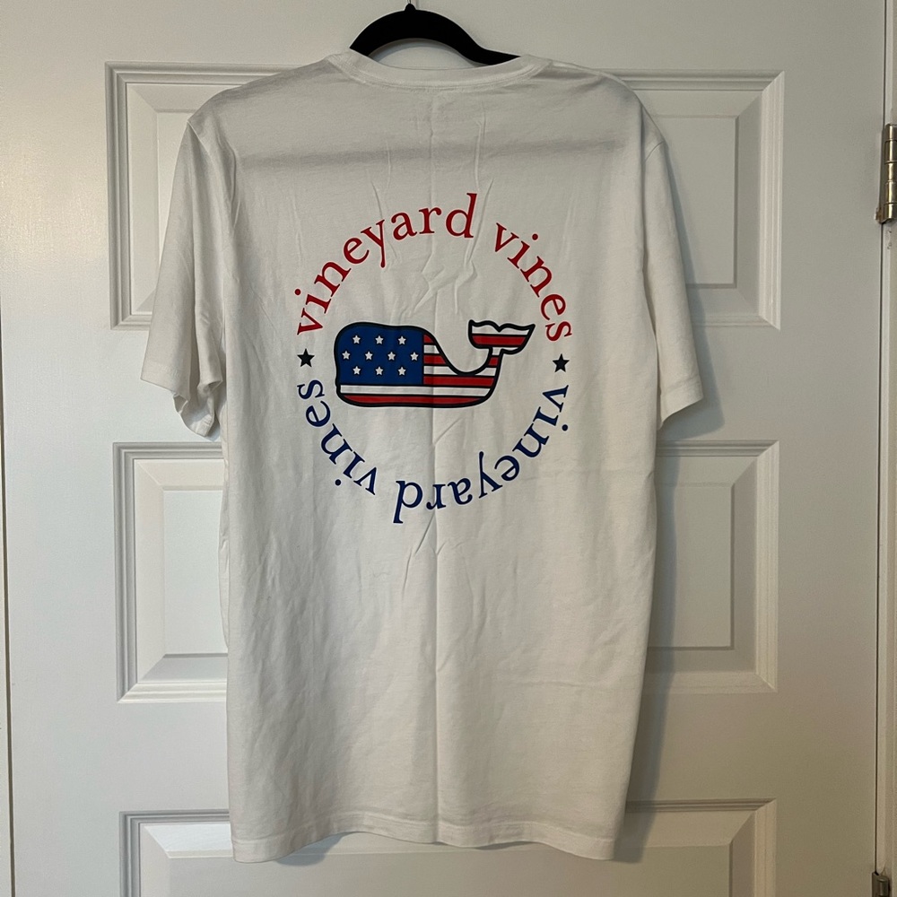 NWT Vineyard Vines Short Sleeve T Shirt with American flag logo - size medium